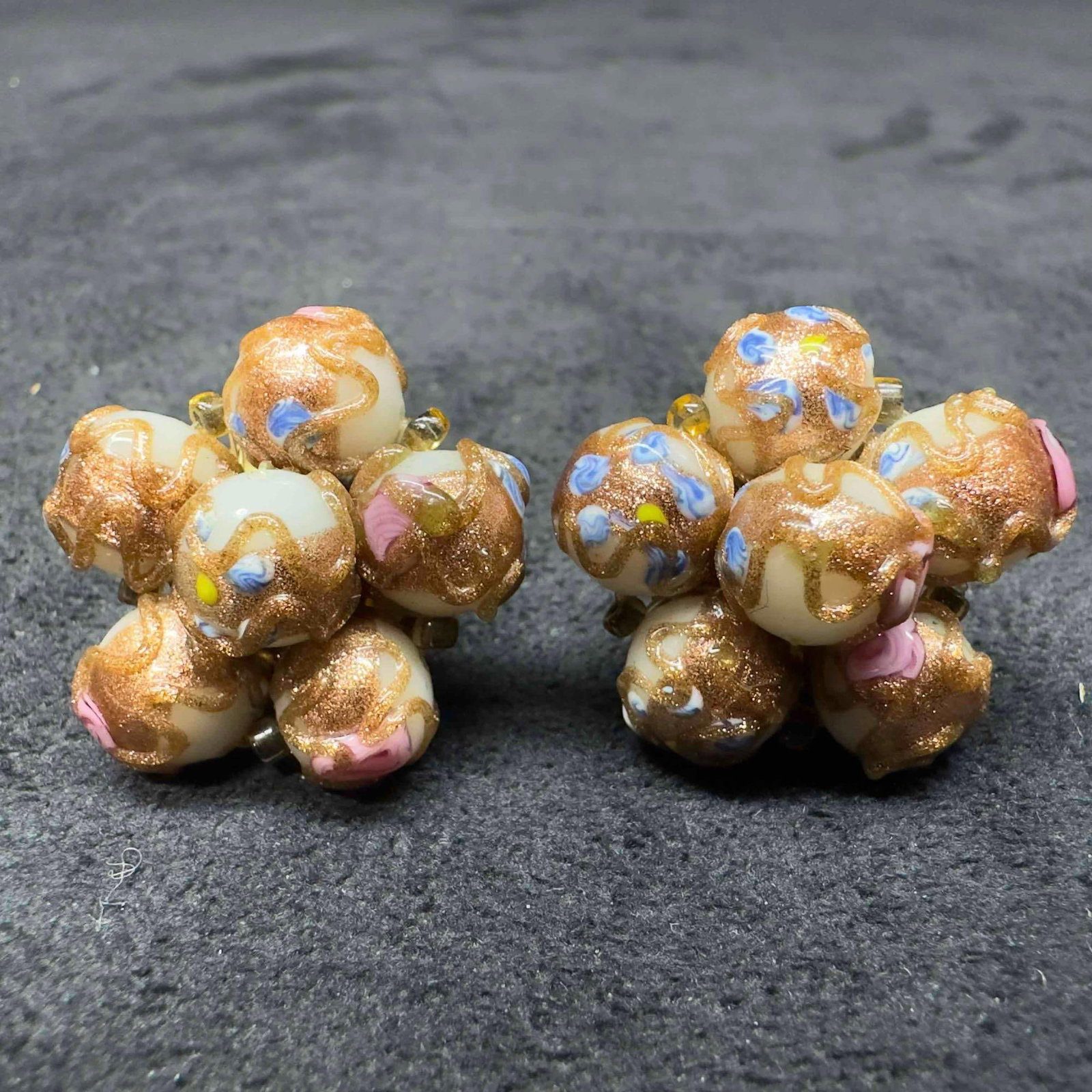 Murano Venetian Art Glass Lamp Work White Flower Fiorato Floral Round Beaded Earrings F34: Murano Venetian Art Glass Lamp Work White Flower Fiorato Floral Round Beaded Earrings F34. Earrings with white glass beads with beautiful designs on each. The earrings feature pink floral and copper c