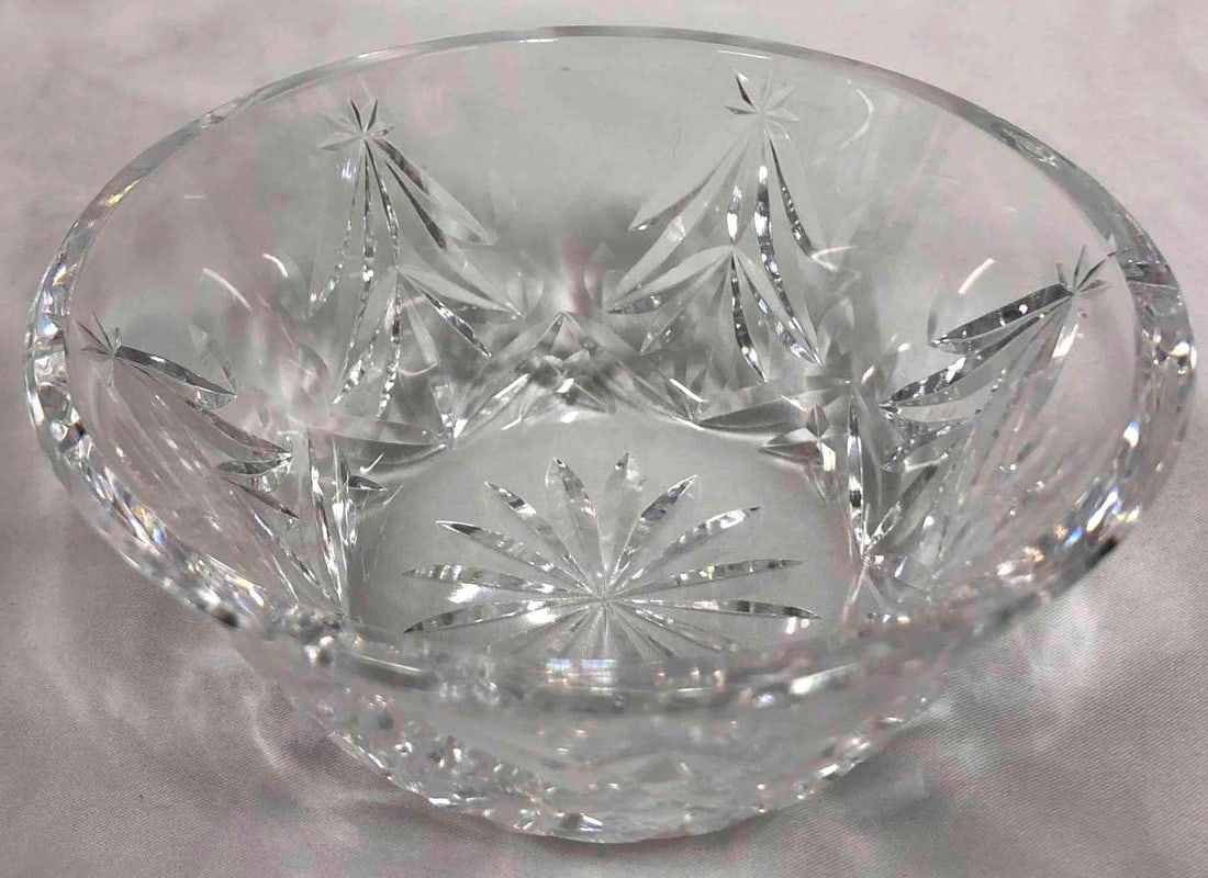 Press Cut Clear Glass Round Bowl: This lot contains a press cut clear glass round bowl. The manufacturer of this item is unknown. The bowl has a smooth cut edge and was made to look like crystal for aesthetic purposes. The bowl is app