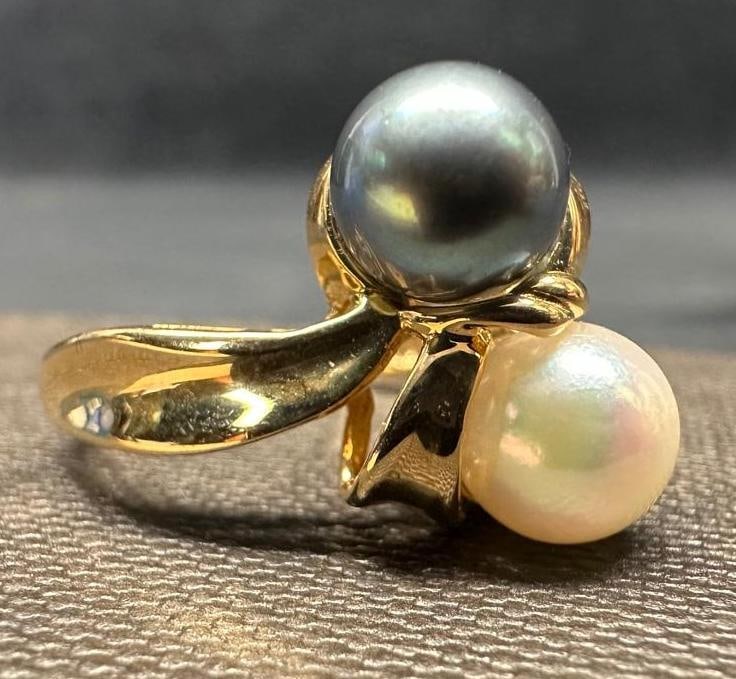 14k Gold Black & White Pearl Statement Ring: This piece of jewelry has been tested and researched prior to listing. Please view all our pictures they are part of our description. DETAILS: Metal - 14k Gold Color - Yellow Gold Stones - Pearl