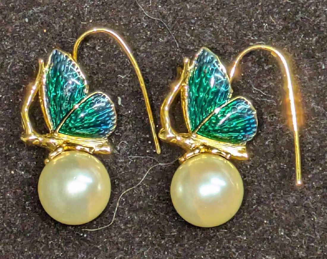Kenneth Jay Lane Enamel And Pearl Butterfly Earrings: Kenneth Jay Lane Enamel And Pearl Butterfly Earrings. Each is approx 3/8" x 1/4" x 1 1/8" and the total weight is 0.02lb. 