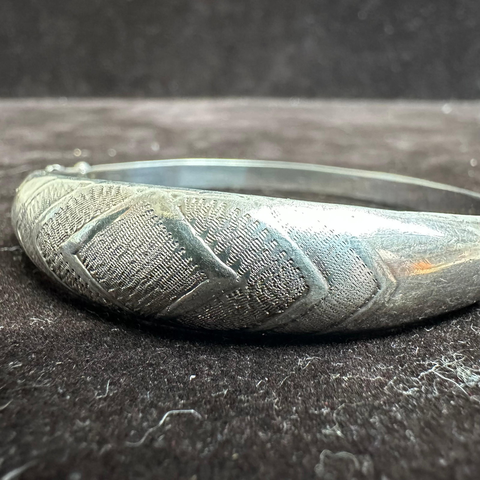 Thai 925 Sterling Silver Etched Chevron Style Design Hinged Bracelet N2: This item is in good pre-owned, previously used/displayed condition with noticeable light wear and surface scratches. Please reference all photos for full details. This piece of jewelry has been teste
