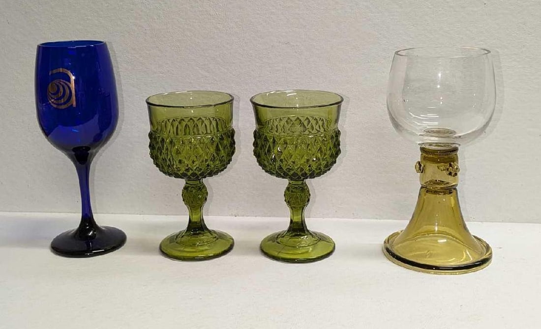 4 Vintage Wine And Water Goblets: 4 Vintage Wine And Water Goblets. This lot includes: (1) Cobalt Blue Wine Glasses. This is approx 3" x 3" x 7 1/8". (2) Indiana Glass Diamond Point Green Water Goblets. This is approx