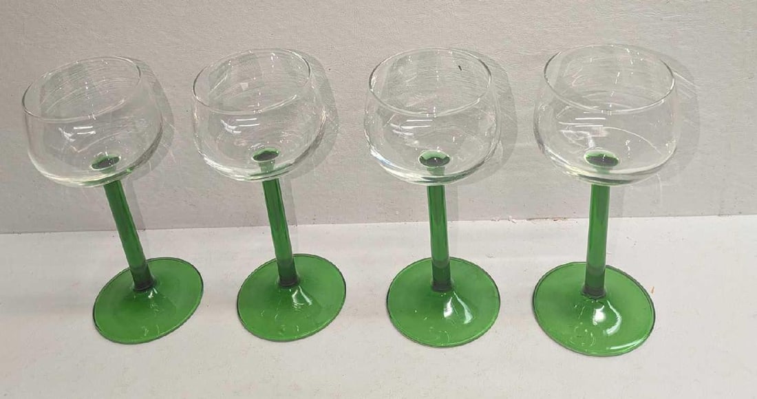 4 French Glass Emerald Green Stemmed Goblets: 4 French Glass Emerald Green Stemmed Goblets. Each goblet is marked, "France" on the bottoms of the bases. Each goblet is approx 2 5/8" x 2 5/8" x 6 3/8". The total weight is 0.76lb. 