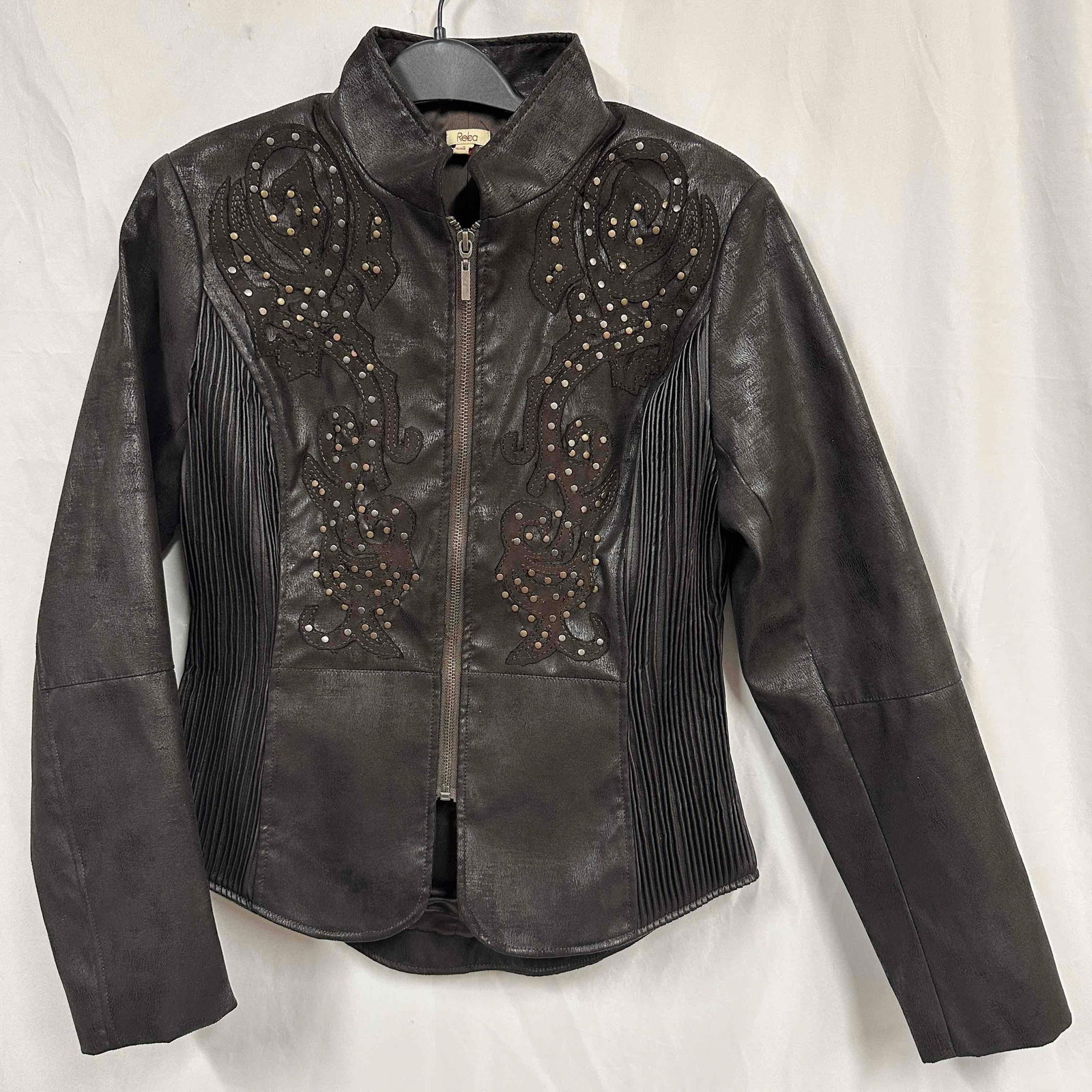 Reba Women's Soft Brown Faux Suede Western Jacket Embellished Studded Size S: This item is in good pre-owned, previously worn condition with minor surface wear. Please reference all photos for full details. Jacket: Approx. measurements: Bust- 16", Shoulders-