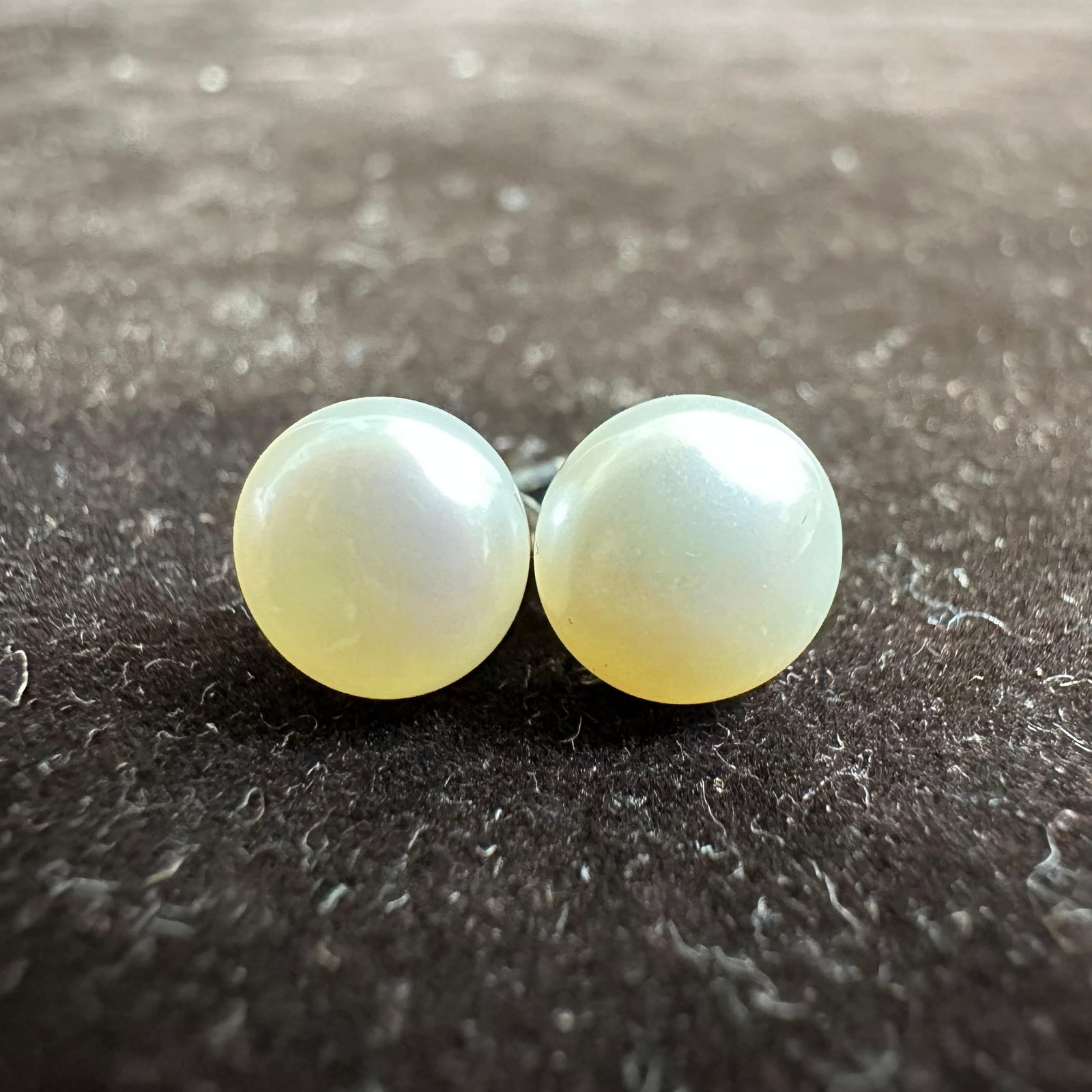 Sterling 925 Silver Pearl Stud Earrings: This item is in good pre-owned, previously used/displayed condition with noticeable light wear and surface scratches. Please reference all photos for full details. This piece of jewelry has been
