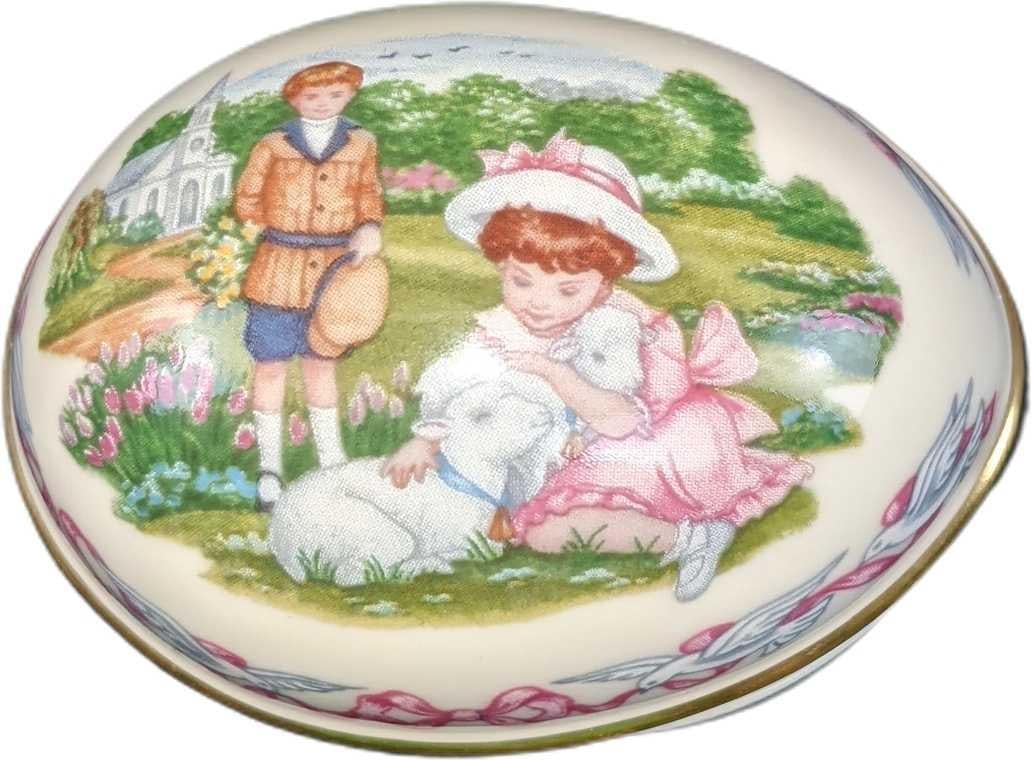Easter Enchantment 1992 Bone China Lenox Trinket Box: Lenox's Easter Egg Series Was Released from 1983 - 2019. The trinket box is approx 3" x 2" x 2" and it weighs 0.16lb. The trinket box is in a good, unused condition with no known damage. Please see th