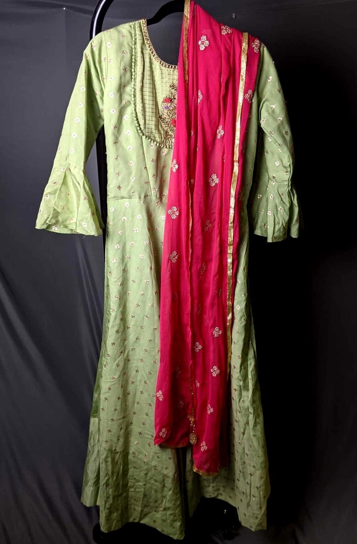 Traditional Indian Dress Anarkali, With Dupatta: Traditional Indian Dress Anarkali, With Dupatta This is traditional Indian clothing hand-made in India. It has beautiful detailing. There is no zipper. The tag says XL but it runs small. This does not