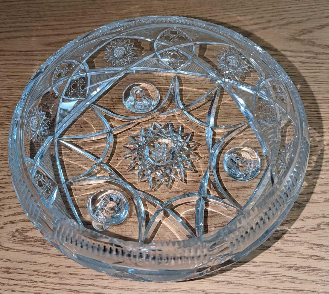 Vintage Crystal Footed Bowl: Vintage Crystal Footed Bowl. The maker and date of creation are unknown. Is approx 9" x 9" x 4" and it weighs 4.72lbs. The bowl is in good, vintage condition with wear and scratches on the bottom.