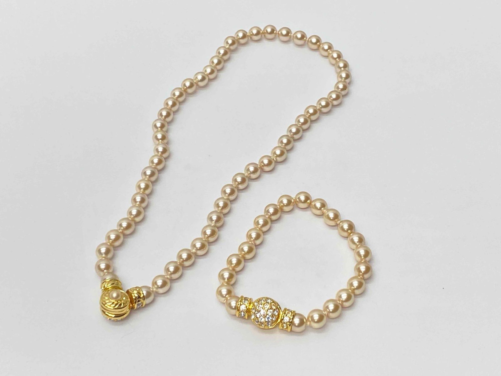 Designer Nolan Miller Glamour Collection Pearl Necklace & Bracelet Set: Designer Nolan Miller Glamour Collection Pearl Necklace & Bracelet Set This costume Jewelry has been tested and researched prior to listing. Please view all our pictures prior to bidding,they