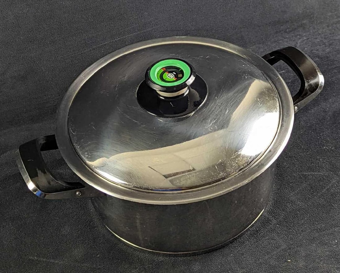 AMC Stainless Steel Pot With Lid: AMC Stainless Steel Pot With Lid AMC Stainless Steel Pot With Lid. This is approx 14 3/4" x 10 7/8" x 8" and it weighs 5.5lbs. The pot is in a good, used condition with some scratches and