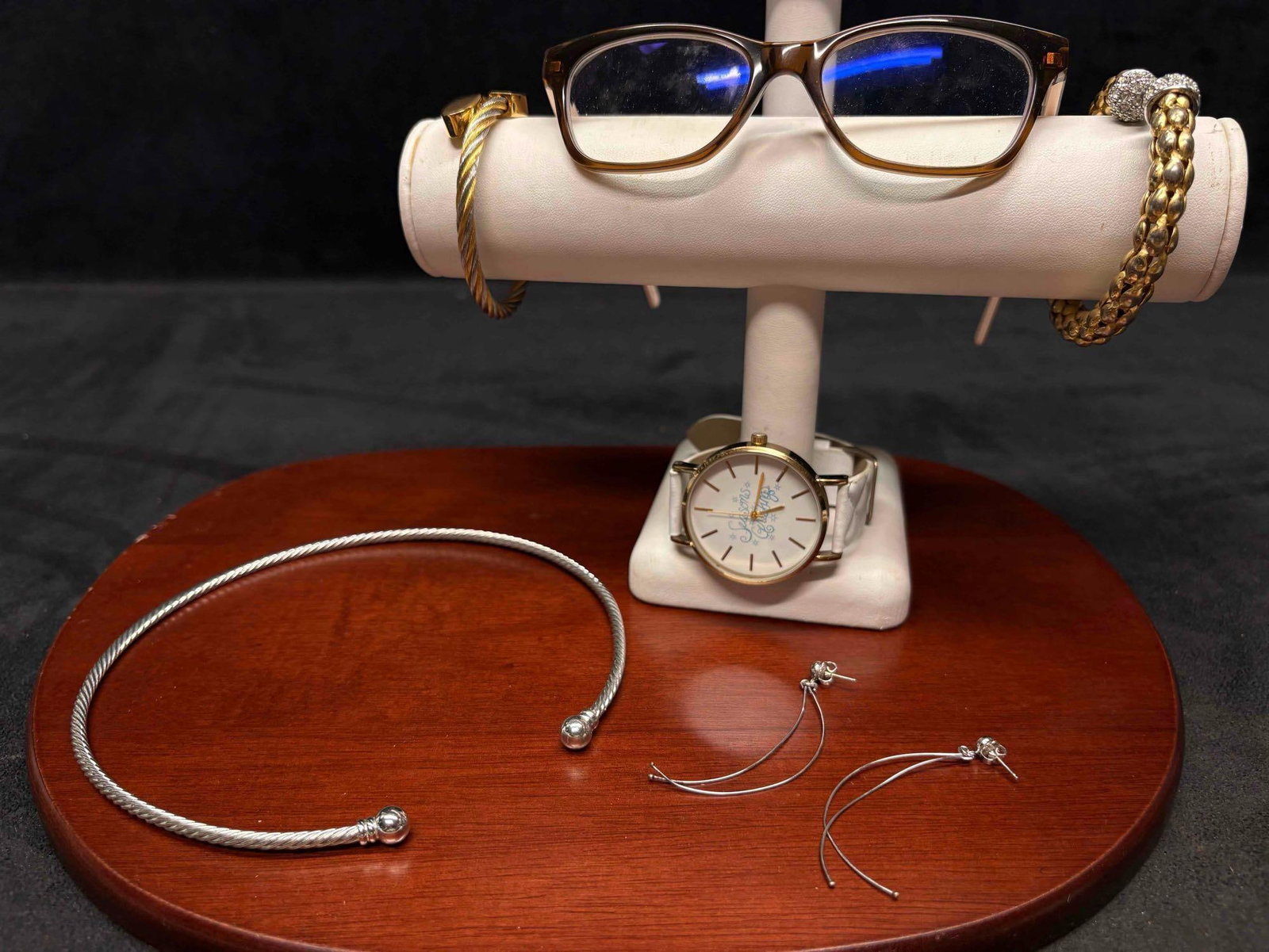 Mixed Metals Minimalistic Elegance Womens Mixed Accessories Collection: This collections features a mix of everyday jewelry and eyewear. All of which in relatively great shape with no visible or noticeable damages, stratches, or flaws. Please refer to images for