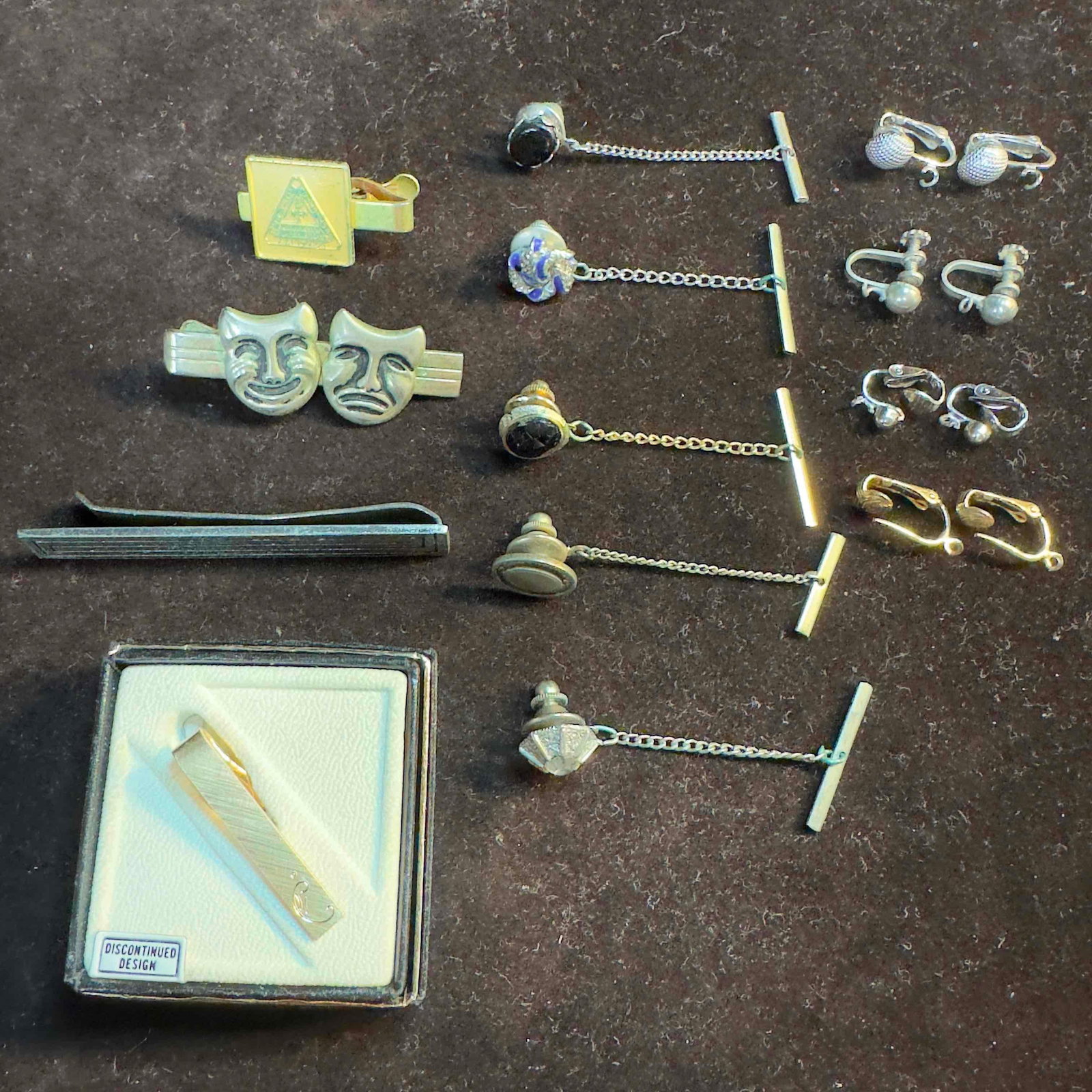 Collection of Vintage Tie Clip and Pin Set Lot of 13 Thirteen Swank Gold Toned Pairs: Collection of Vintage Tie Clip and Pin Set Lot of 13 Thirteen Swank Gold Toned Pairs. This collection features tie clips and pins. One comes with original box from Swank brand. These items are in good