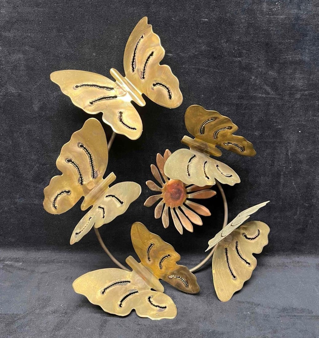 Metal Butterfly Display: This lot contains a Metal Butterfly Display. It is approx 16" x 12" x 4 1/2". Total weight is approx 9.4oz. Overall the Metal Butterfly Display is in good pre owned condition with no noticeable flaws.