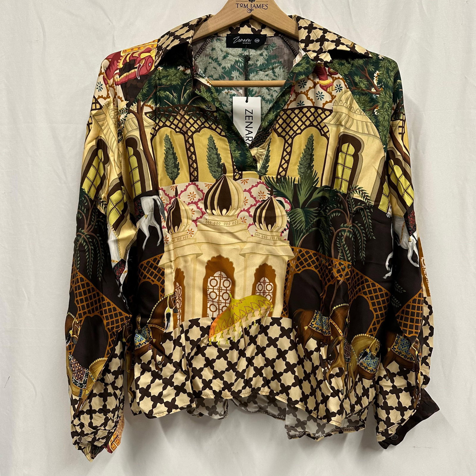 Zenara Woman Silk Blend Scenic Print Blouse Made in Italy S/M: Zenara Woman long sleeve blouse with detailed scenic, architectural, and equestrian print. Made in Italy, labeled size S/M. Fabric content 80% viscose, 20% silk. Lightweight, soft feel with button fro