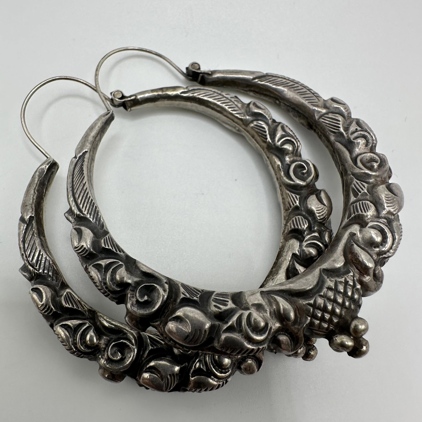 Ethnic Tribal Style Repousse and Floral Design Silver Large Hoop Earrings Q83 (1 of 10)
