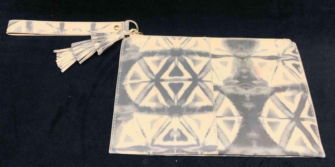 I.N.C. International Concepts Handbag: This lot contains I.N.C. International Concepts Handbag. Made in China. Non-leather material. It is approx 6 3/4" x 10 1/4" and it weighs about 0.2lbs. Overall the Handbag is in good used condition