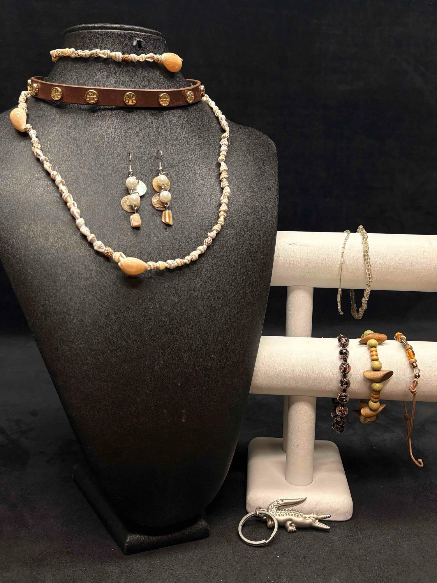 9pc Sandswept Selections Mixed Costume Jewelry Lot: This lot contains 9 pieces of costume jewelry, all of which in overall good condition with minor flaws due to age and use. Please refer to the images provided for full context of the lot's