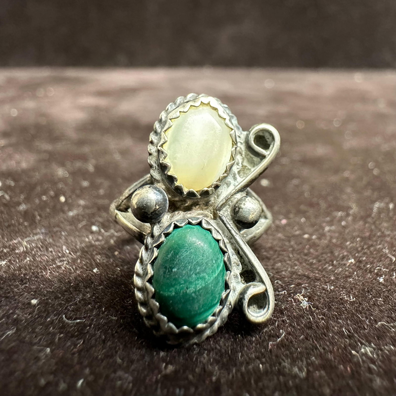 Malachite and Mother of Pearl Silver Native American Style Ring: This item is in good pre-owned, previously used/displayed condition with noticeable light wear and surface scratches. Please reference all photos for full details. This piece of jewelry has been