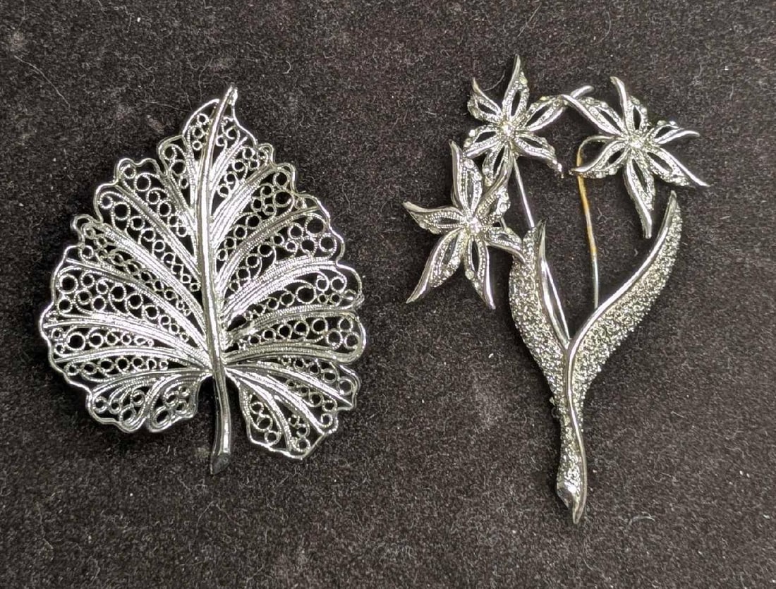 Vintage Silver Plate And Silver Tone Pin Brooches Lisner: Vintage Silver Plate And Silver Tone Pin Brooches Lisner. This lot includes: (1) Silver Plated Lisner Brooch. This is approx 2 1/2" x 2" x 1/4". (1) Unmarked Floral Silver Tone Brooch. Thi