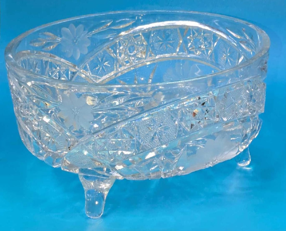Vintage Floral Etched 3 Legged Bowl: Vintage Floral Etched 3 Legged Bowl. 7 1/2" x 7 1/2" x 4" and it weighs 2.43lbs. The maker and date of creation is unknown.