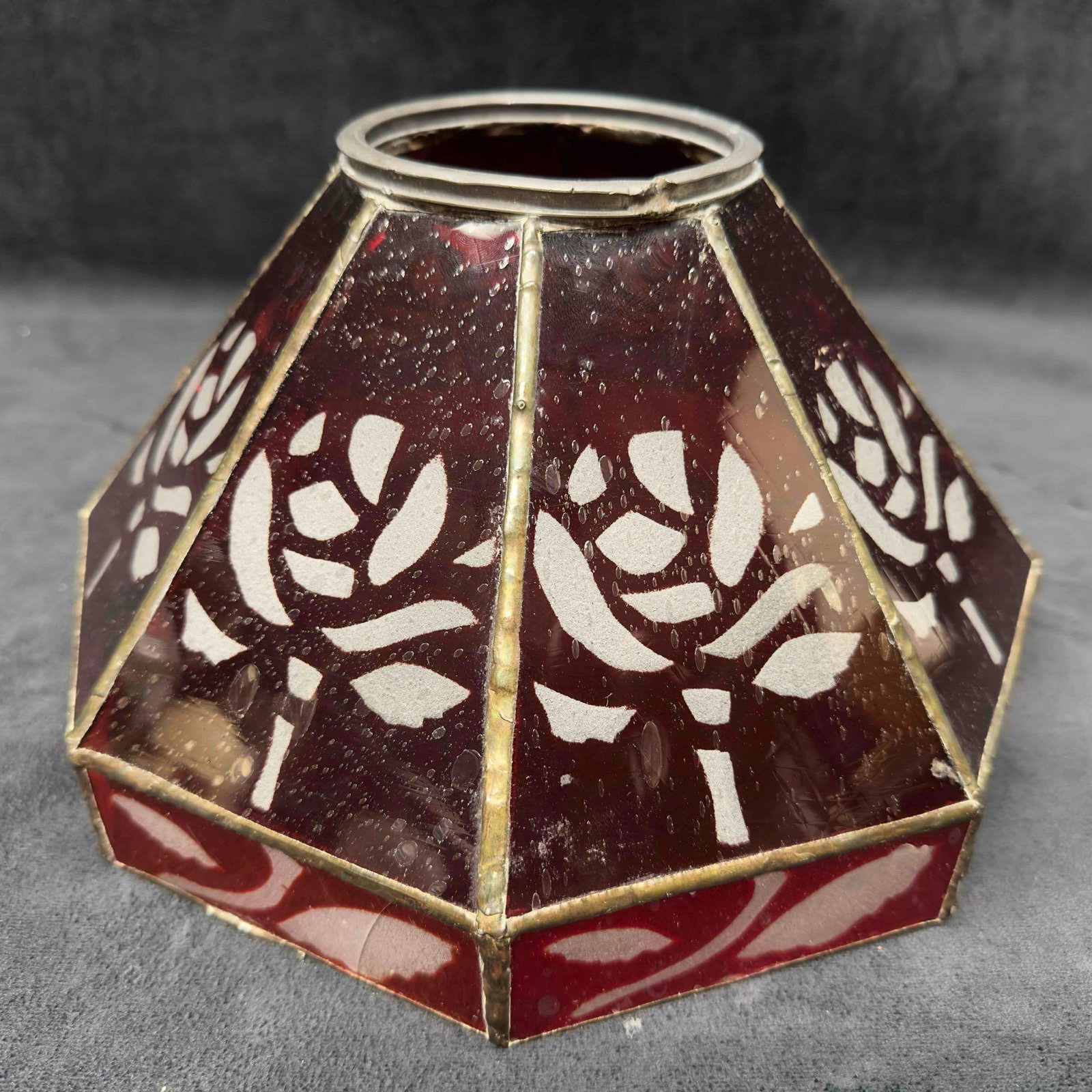 Red Rose Tiffany Style Glass Lamp Shade Small: Vintage Red Rose 10 3/4' Tiffany Style Stained Glass Lamp Shade. This beautiful white and red stained glass small tiffany lamp shade. The lamp shade is made of metal and glass. The stained gl