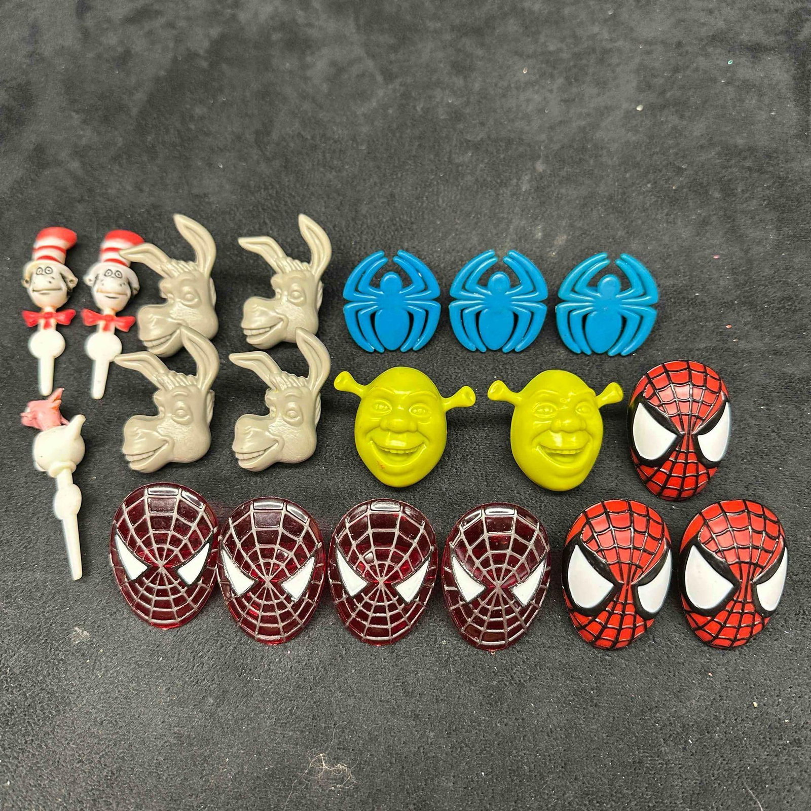 Universal Studios Marvel Spider Man Shrek Dr. Seuss Plastic Ring Set Party Favors: Nineteen plastic rings included in this set representing Marvel Spider Man, Shrek, and Dr. Seuss. These items are in good pre-owned, previously displayed condition with light wear, and surface