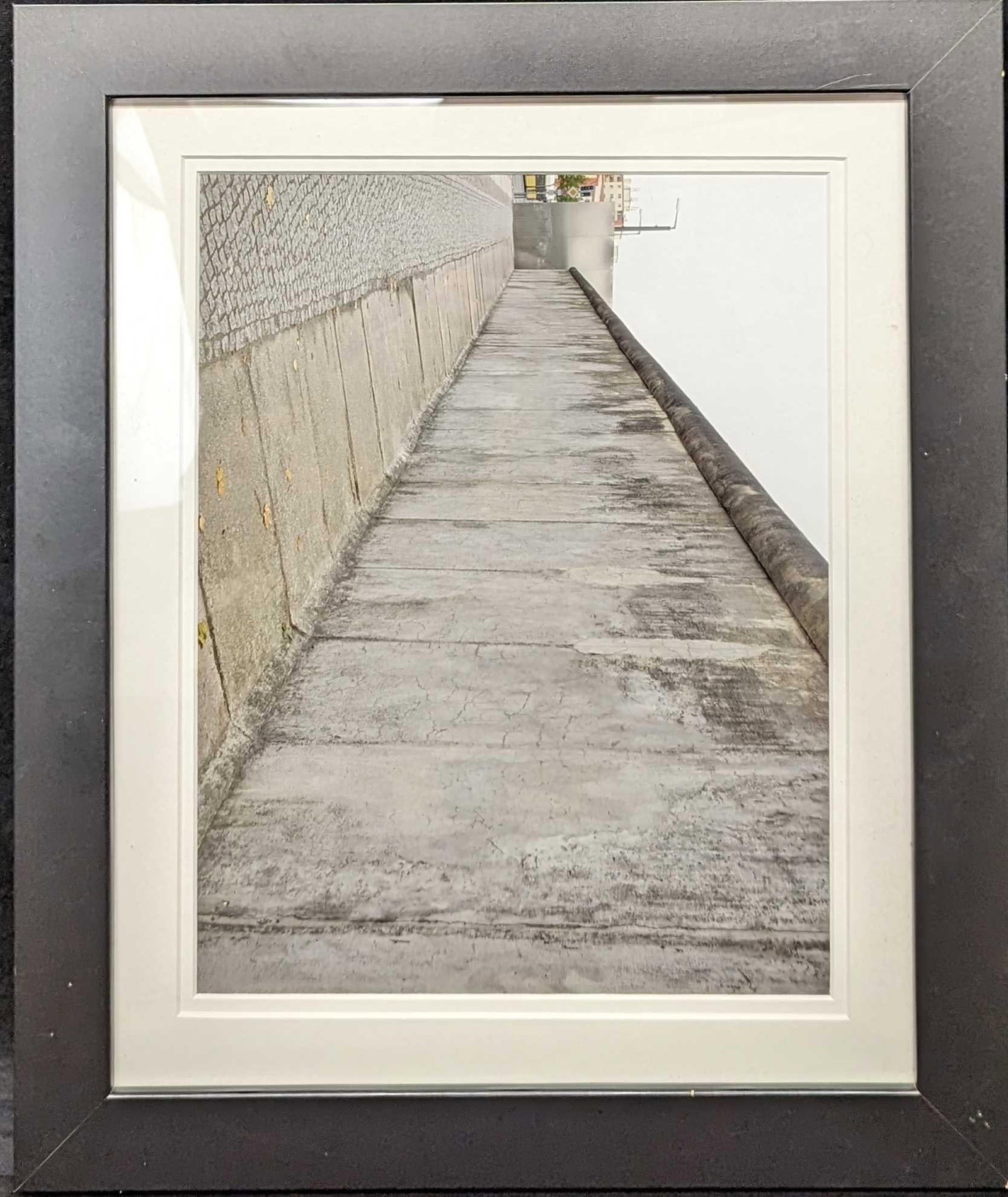 Framed Photo Print Berlin Wall: Framed Photo Print Berlin Wall. The framed photo print is approx 15 1/2" x 1" x 18 1/2" and it weighs 3.10 lbs. The print/visible image is approx 9 3/4" x 13".The frame has a chip on the bottom right