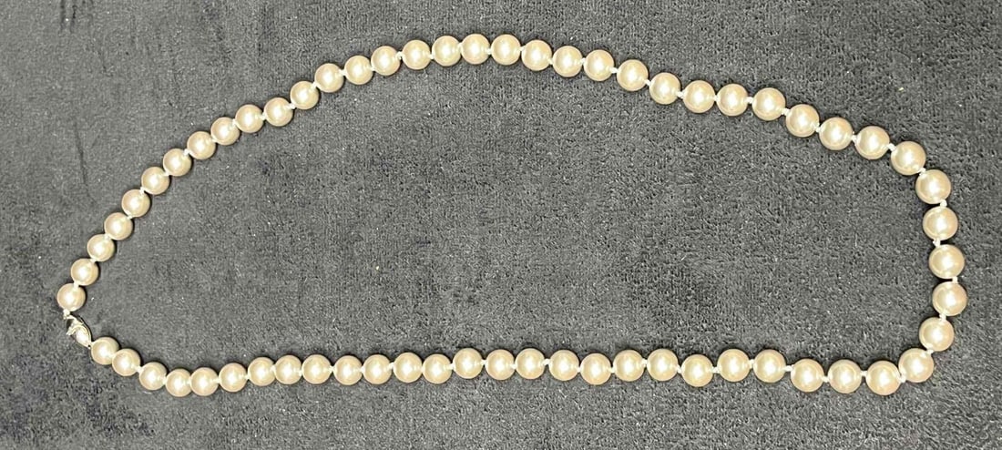 Vintage Signed Monet Gray Faux Pearl Necklace: This lot contains a Vintage Signed Monet Gray Faux Pearl Necklace. It is approx 11 1/4" when clasped. Total weight is approx 1.2oz. Overall the Vintage Signed Monet Faux Pearl Necklace is in excellent