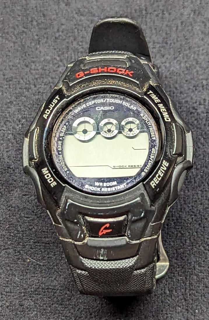 Casio G-SHOCK GW-530A Digital Men's Watch: Casio G-SHOCK GW-530A Digital Men's Watch. "Wave Deception/ Tough Solar". The band and back are resin. This requires a new battery. Is in a good, used condition with some wear, markings, and scr