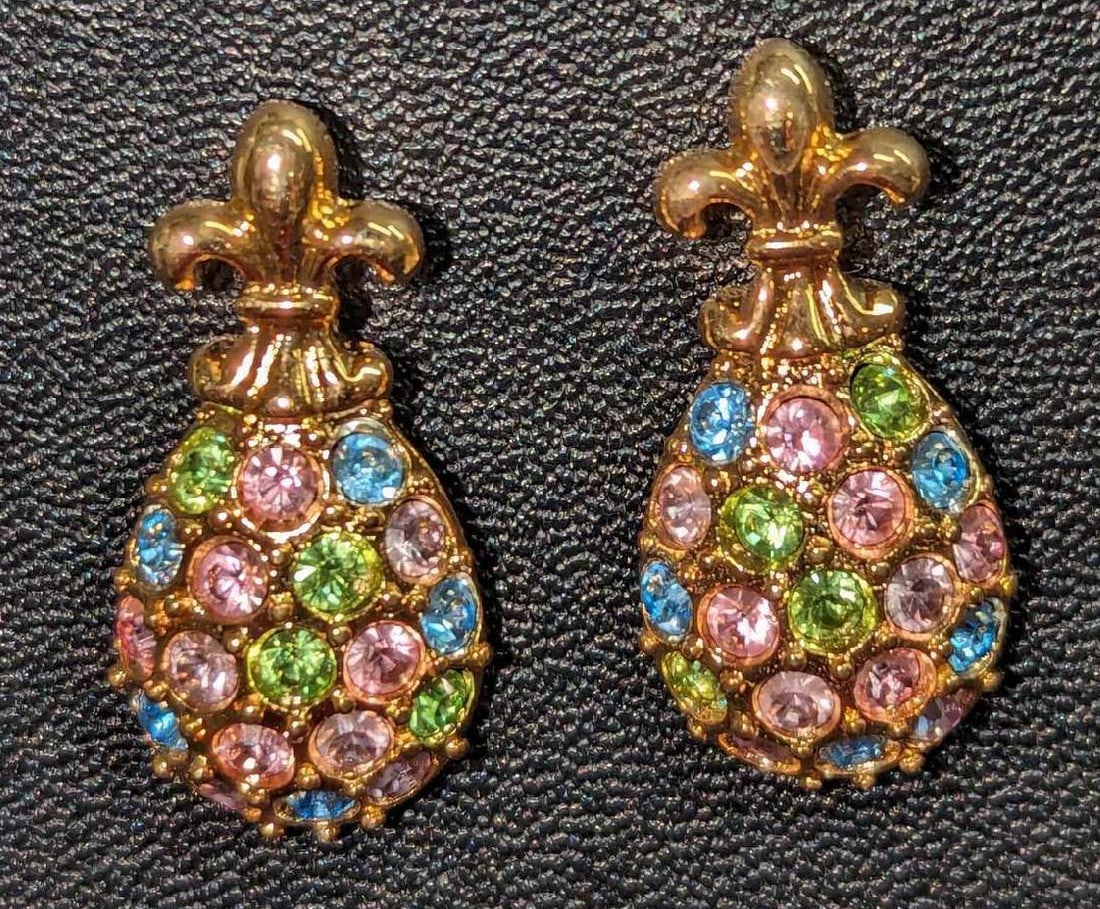 Joan Rivers Gold Tone Coloful Rhinesone Earrings: Joan Rivers Gold Tone Colorful Rhinestone Earrings. Each is approx 1/2" x 3/8" x 1". It comes in a bag that is approx 2" x 1/4" x 2 1/2" and it weighs 0.01lb. 