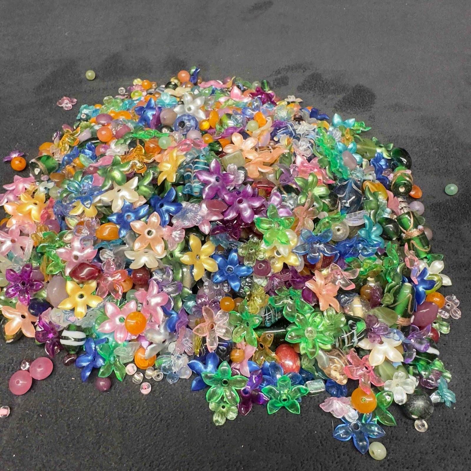 Jewelry Making Bundle Kit of Plastic Beads Flower Jewels Gems Collection: Jewelry Making Bundle Kit of Plastic Beads Flower Jewels Gems Collection. Collection of various beads for jewelry making. Beads are made of plastic and some are glass/porcelain. These items are i