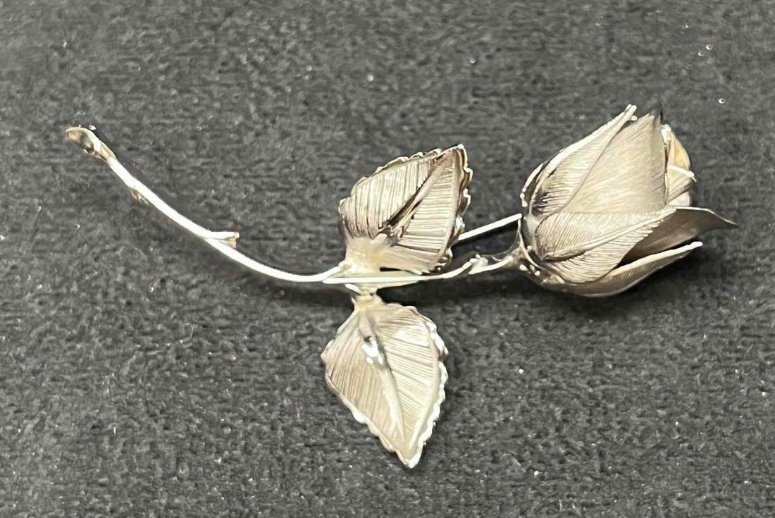 Vintage Signed Giovanni Silver Tone Rose Brooch: This lot contains a Vintage Signed Giovanni Silver Tone Rose Brooch. It is approx 2 3/4" x 1 1/4" x 1". Total weight is approx 0.3oz. Overall the vintage signed Giovanni brooch is in excellent pr