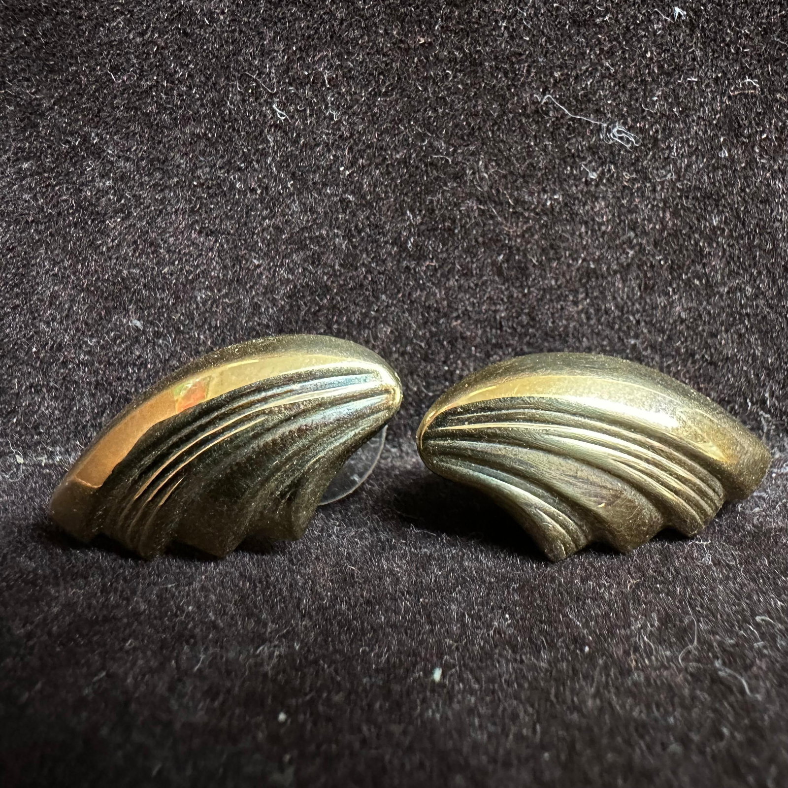 14K Gold Textured Tiered Leaf Design Earrings T85: This item is in good pre-owned, previously used/displayed condition with noticeable light wear and surface scratches. Please reference all photos for full details. This piece of jewelry has been