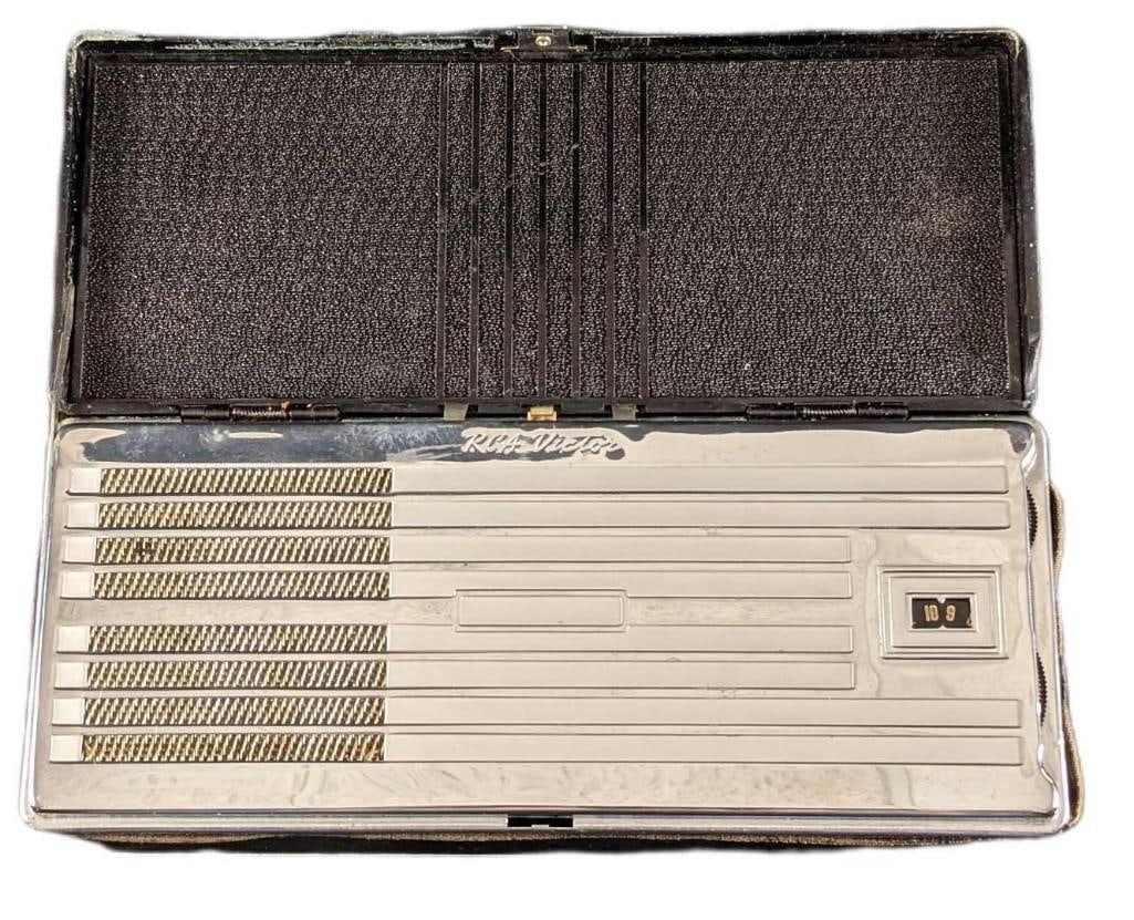 Vintage 1940s RCA Victor Portable BP-10 Portable Tube Radio: Vintage 1940s RCA Victor Portable BP-10 Portable Tube Radio. Untested. Has a cool chrome faceplate. The radio is approx 9" x 3" x 3 1/2" and weighs 4.20lbs. The radio is in good, vintage c