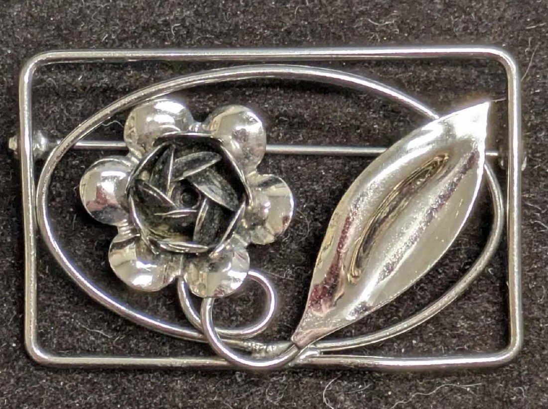 Vintage 925 Sterling Floral Design Pin Brooch: Vintage 925 Sterling Floral Design Pin Brooch. This piece of jewelry has been tested and researched prior to listing. Please view all our pictures they are part of our description. DETAILS: Metal - St