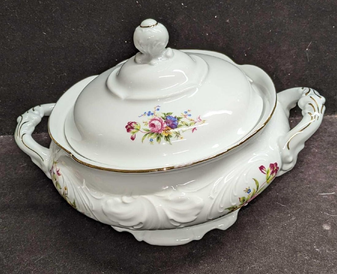 Retired Fine China Royal Kent RKT6 Tureen & Lid: Retired Fine China Royal Kent RKT6 Tureen & Lid. This is approx 12 1/2" x 10" x 7 7/8" and it weighs 4.50lbs. The tureen and lid has no chips or cracks. This does not come with a spoon.