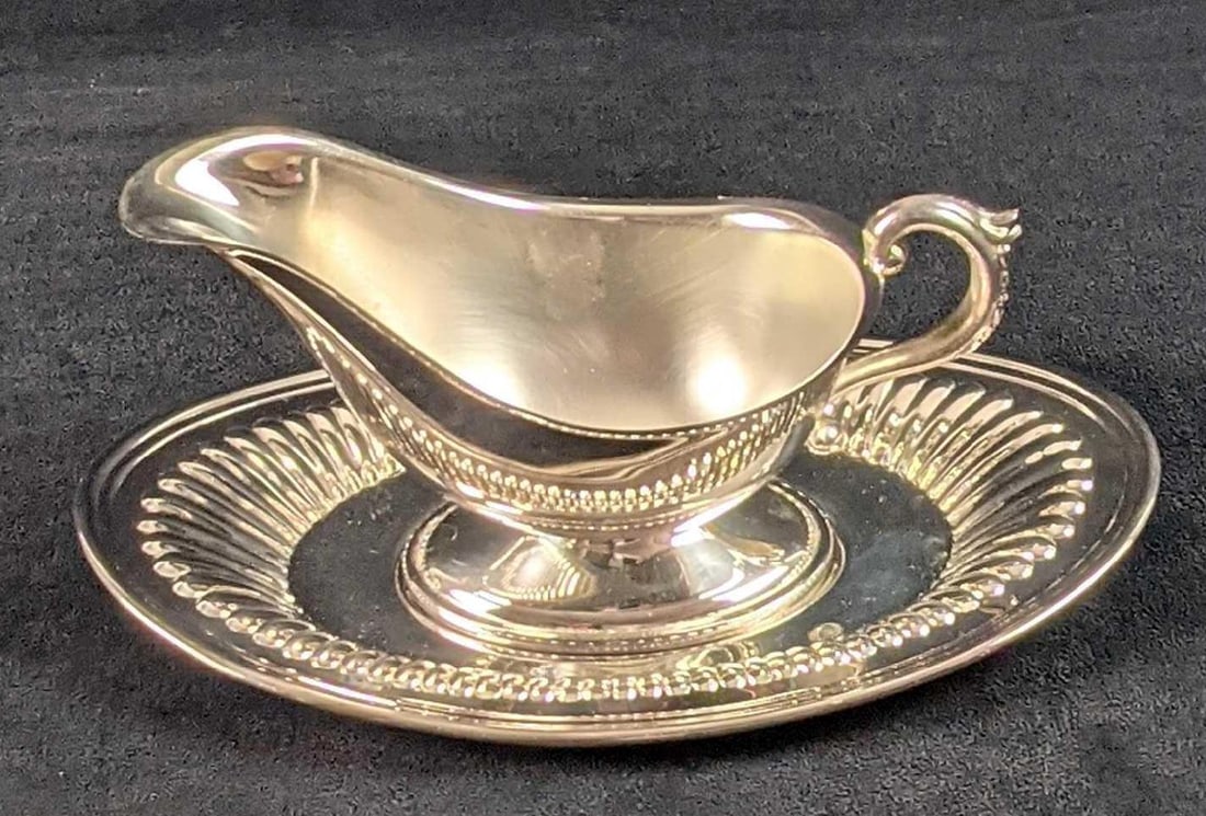 Silverplate Gravy Boat And Underplate: Silverplate Gravy Boat And Underplate. The maker and date of creation is unknown. Gravy Boat is approx 7" x 4" x 4". Underplate is approx 9 1/4" x 1". Both are in a good, used condition with light