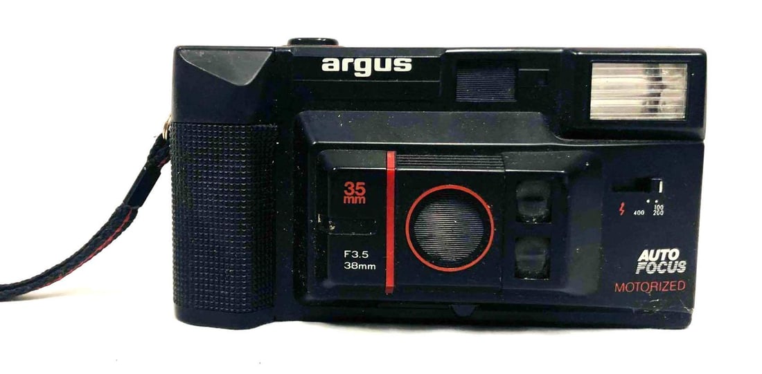 Vintage Argus Camera C720 35mm: This lot contains Vintage Argus Camera C720 35mm. Made in Taiwan. It is approx 5 1/2" x 2" x 3" and it weighs about 0.7lbs. Overall the camera is in good used condition with some light wear from use