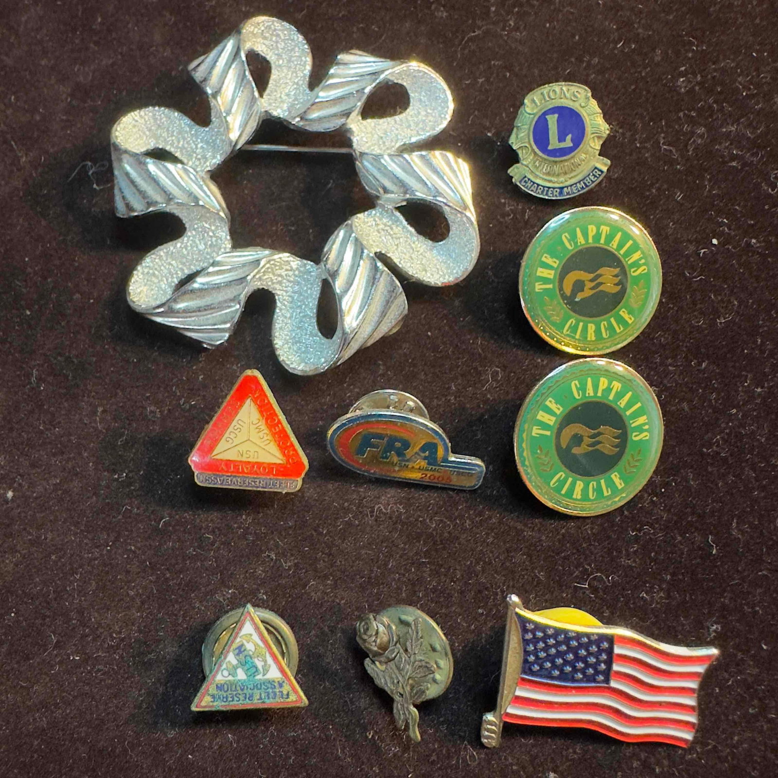 Assorted Vintage Brooch and Lapel Pin Lot of Nine 9 USA Flag Lions Fleet Rose: Assorted Vintage Brooch and Lapel Pin Lot of Nine 9. Various brooch and lapel pins. Nine pieces included with some gold tone and silver toned. These items are in good pre-owned, previously displayed
