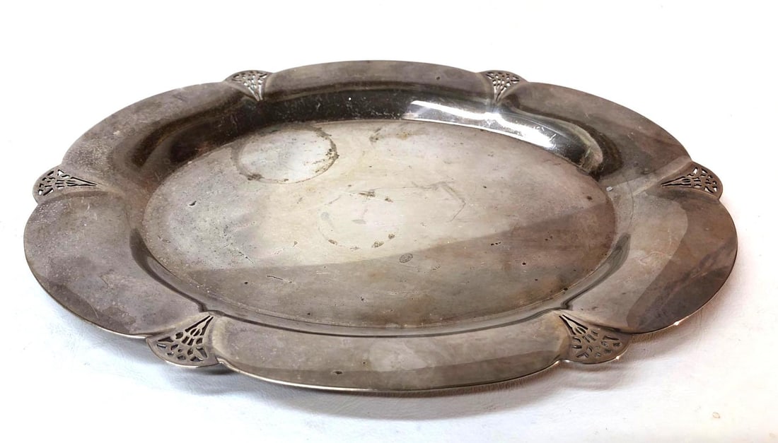 WM Rogers - Oval Silver Plate Tray with Scalloped Edges #411: Vintage WM Rogers - Oval Silver Plate Tray with Scalloped Edges #411. The item measures approximately 11-1/4" x 8-1/4" x 1/2" and weighs about 0.9lbs. The WM Rogers Tray is in used, vintage condition 