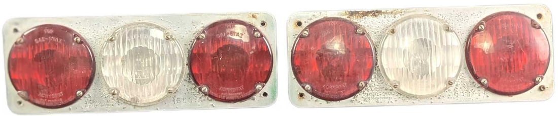 2 Vintage Signal Stat #1653Y4 Trailer Tail Lights: Two Vintage Signal Stat #1653Y4 Trailer Tail Lights. Both have Acrystat Lens. Each is approx 12" x 2" x 4 1/2" and they weigh 4.13lbs. Both are in a good, vintage condition with some surface rust.