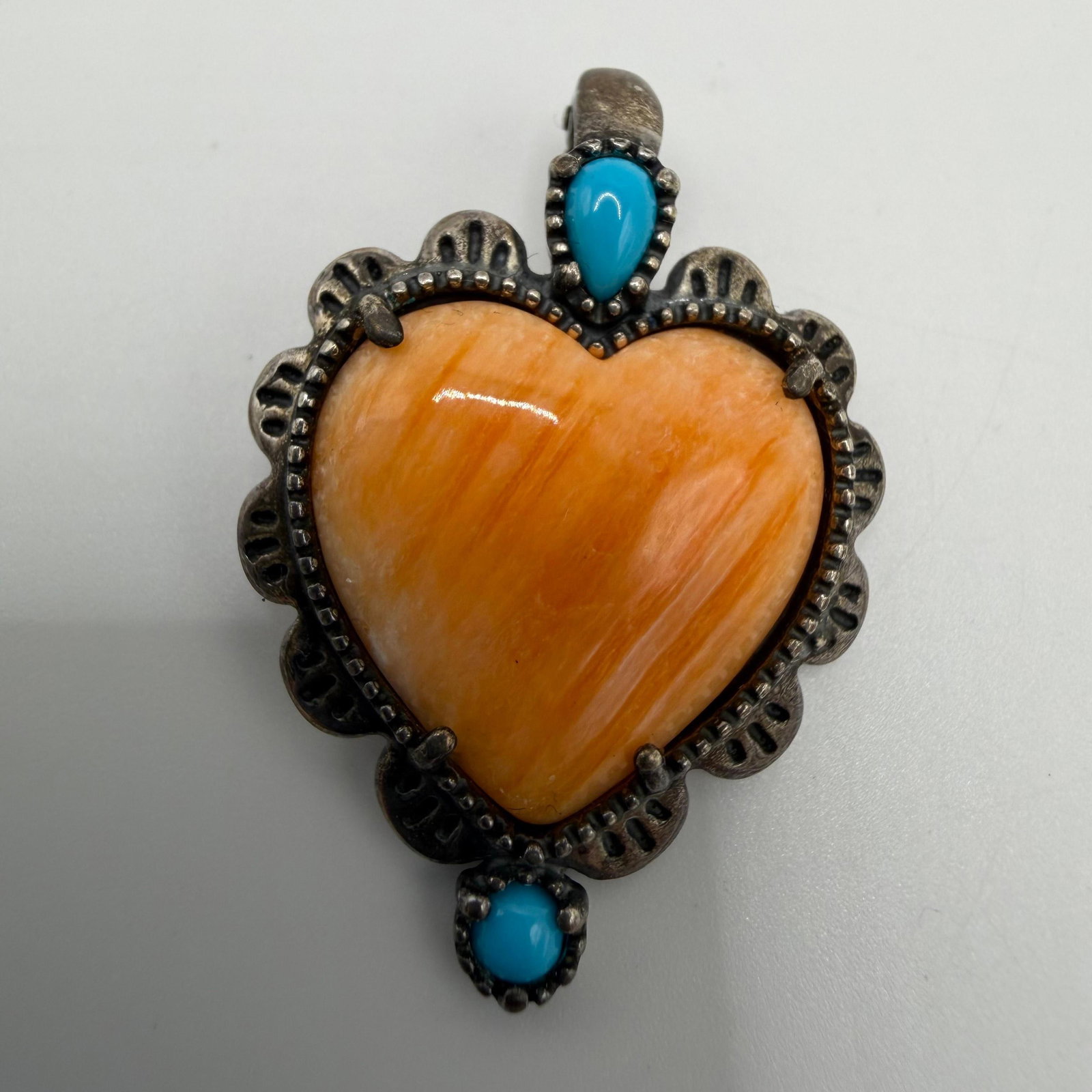 American West Relios Heart Spiny Oyster Turquoise Sterling 925 AW Pendant: This item is in good pre-owned, previously used/displayed condition with noticeable light wear and surface scratches. Please reference all photos for full details. This piece of jewelry has been caref