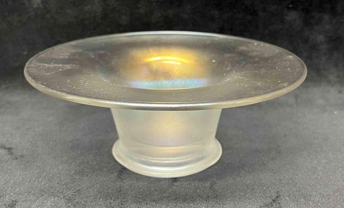 Vintage Iridescent Carnival Glass Candy Dish: This lot contains a Vintage Iridescent Carnival Glass Candy Dish. It is approx 6 1/4" x 6 1/4" x 2 1/4". Total weight is 11.8oz. Overall the Carnival Glass Candy Dish is in good pre owned condition wi