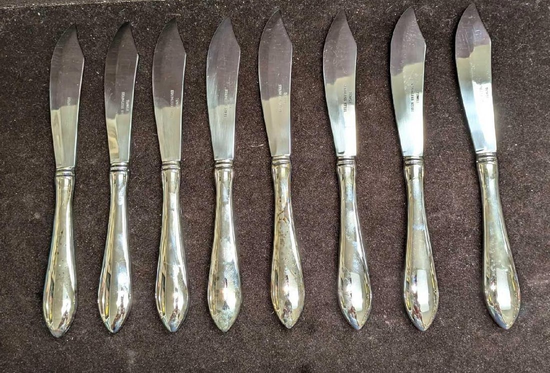 8 Towle Silver Plated & Stainless Steel Dinner Knives: 8 Towle Silver Plated & Stainless Steel Dinner Knives. Each is approx 3/4" x 1/4" x 8 1/4" and the total weight is 1.88lb. The handle is silver plated and the knife is stainless steel. There is some l
