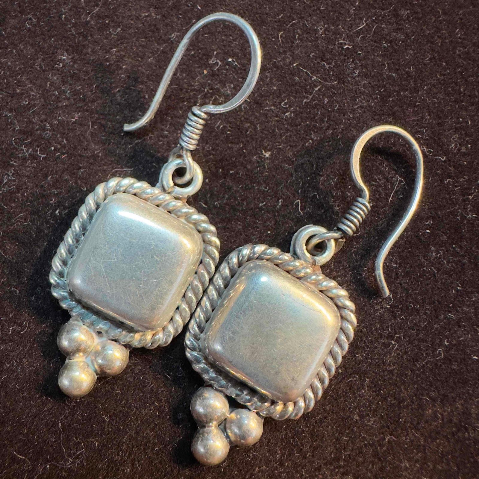 Sterling Silver Square Rope Accent Style Dangle Drop Earrings B25: This item is in good pre-owned, previously used/displayed condition with noticeable light wear, and surface scratches. Please reference all photos for full details. This piece of jewelry has been test