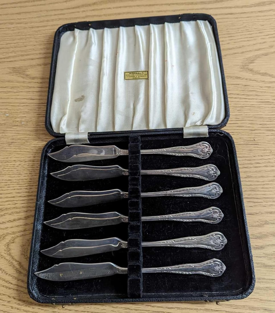Vintage 6 Silverplated Fish Or Butter Knives: Vintage 6 Silverplated Fish Or Butter Knives. From Sheffield, England. Each knife is approx 8". The knives come in the original case which is approx 9 1/4" x 7 1/2" x 1" and it weighs 1.43lb.