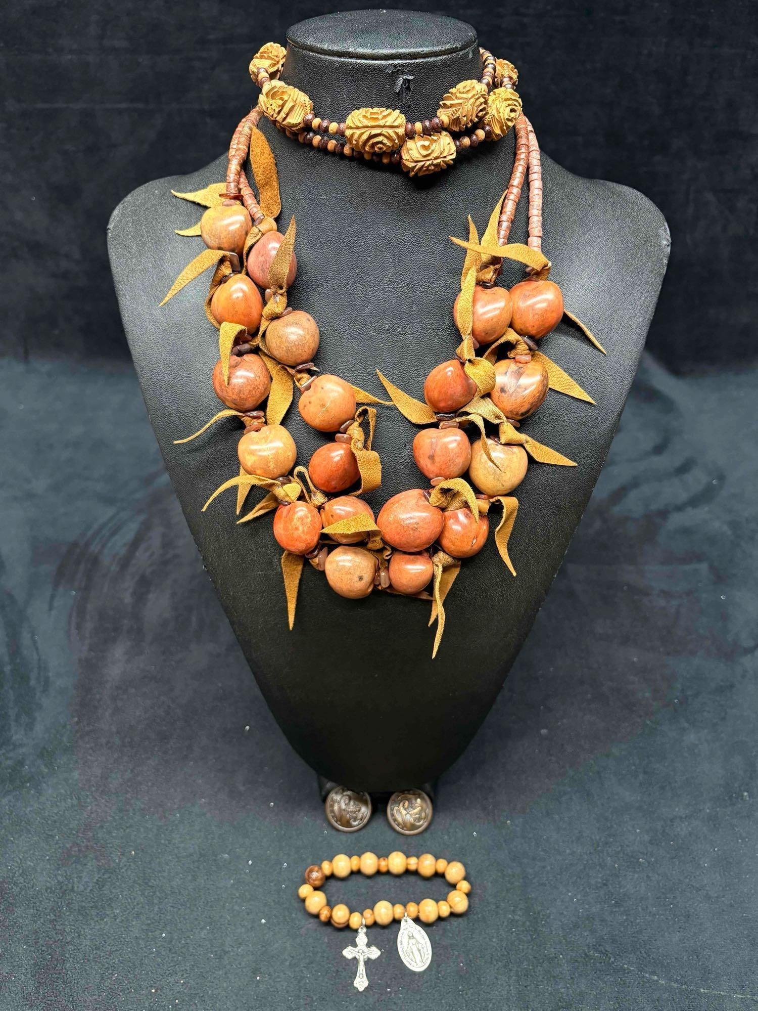 4pc Jungle Themed Wooden Mixed Costume Jewelry Lot: This lot contains 4 pieces of costume jewelry, all of which in overall good condition with minor flaws due to age and use. Please refer to the images provided for full context of the lot's conditi