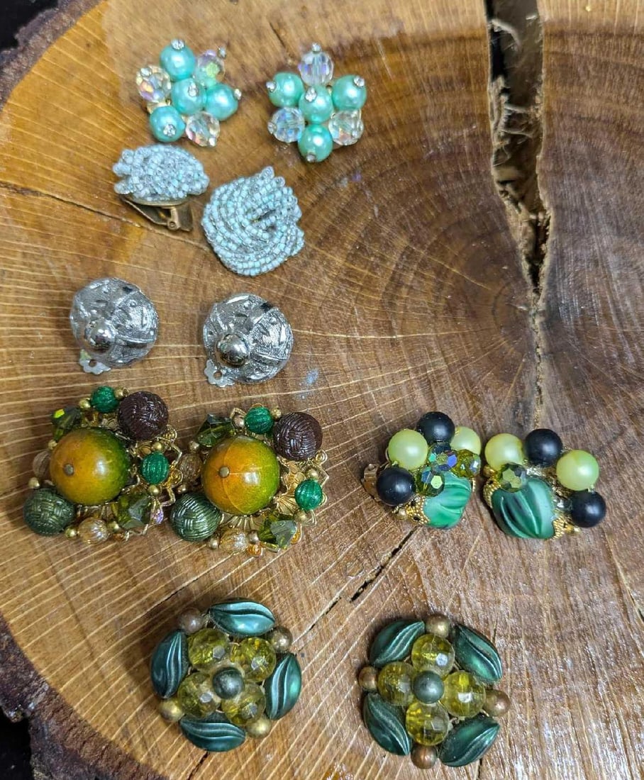 6 Pairs Of Vintage Clip On Earrings: 6 Pairs Of Vintage Clip On Earrings. Here is a collection of vintage earrings from beaded, silvertone, beaded and more. None of the sets have company logos/markings. The largest is approx 1 1/2" x 1"
