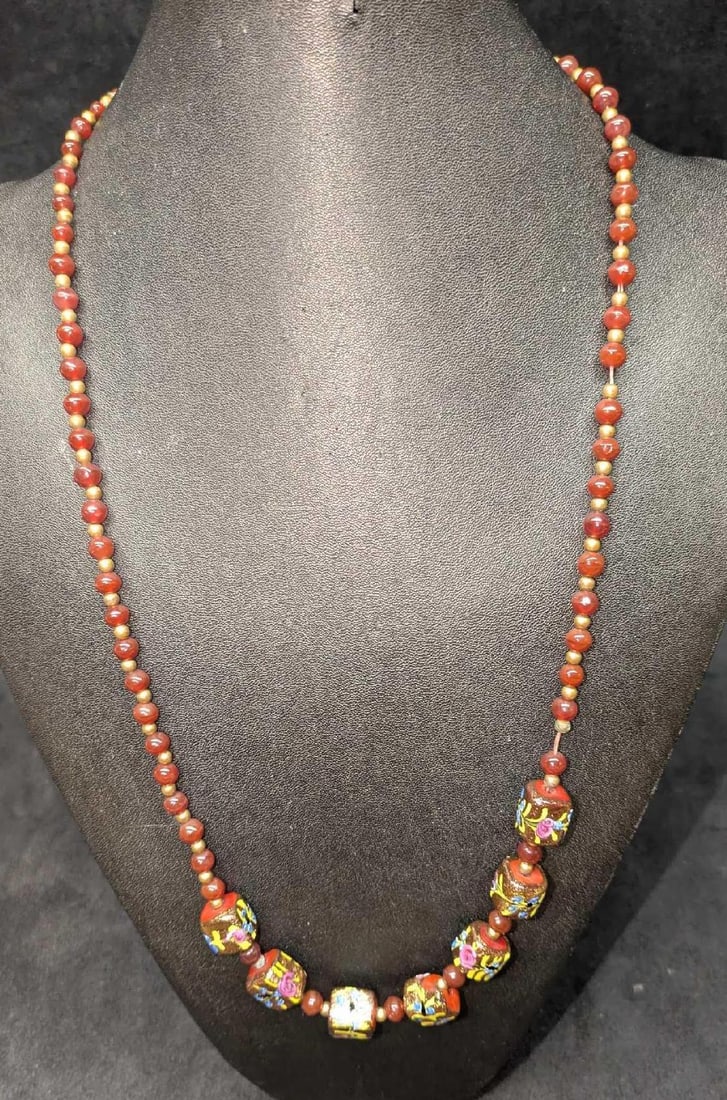 Vintage Italian Murano Colorful Art Glass Bead Necklace EEEEE: Vintage Italian Murano Art Glass Bead Necklace EEEEE Colorful glass beads with hand painted designs. This is approx 16" and it weighs 0.12lb.