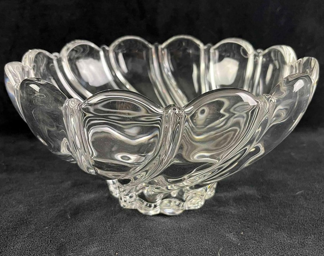 Crystal Clear Bowl Scalloped Rim w Twist Design: Crystal Clear Bowl Scalloped Lip w Twist Design This is a elegant lead crystal bowl with a twist design leading up to a scalloped rim. The bowl is in good condition with no known damage. There is no b